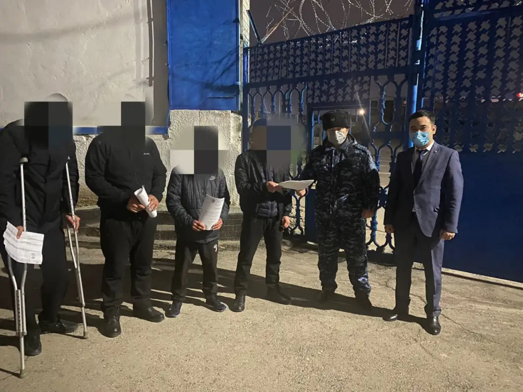 В Шымкенте по амнистии вышли на свободу первые заключенные