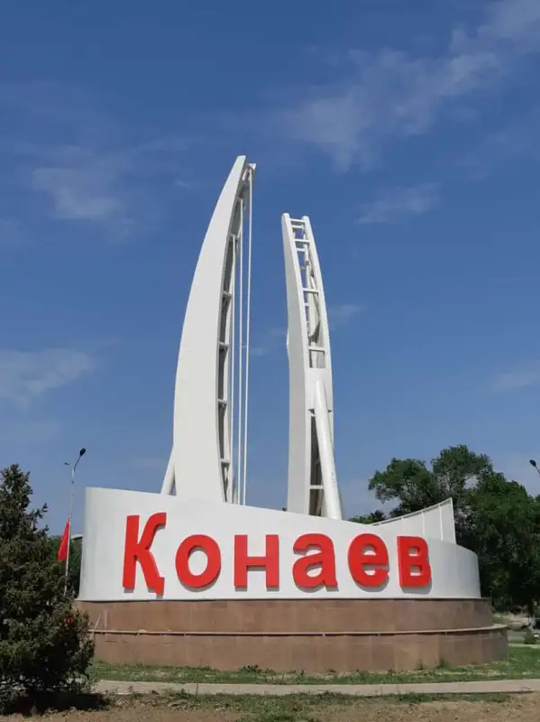 Вывески и указатели в городе Қонаев - первые фото из нового областного центра 