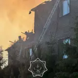 Пожарные МЧС ликвидируют огонь в нежилом здании Астаны