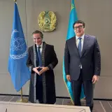 Главе МАГАТЭ подарили казахский шапан в Астане   