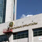 Для депутатов Курылтая обновили еще одну вывеску на фасаде