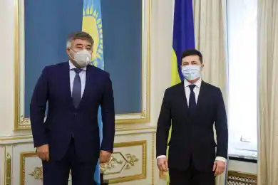 Калетаев в маске, Зеленский в маске: посол РК в Украине вручил грамоту