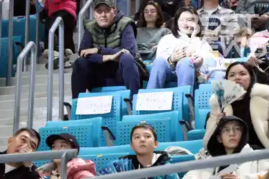 Самый забавный плакат на матче Барыс-Северсталь