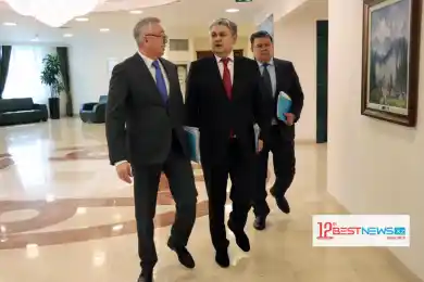 Редкое фото: трое вице-премьеров перед началом заседания Правительства РК 