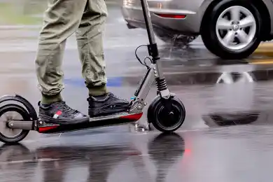 Досаев рассказал, почему владельцы мопедов и электросамокатов остаются безнаказанными