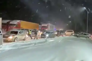 Более 100 машин застряли на выезде из Аягоза