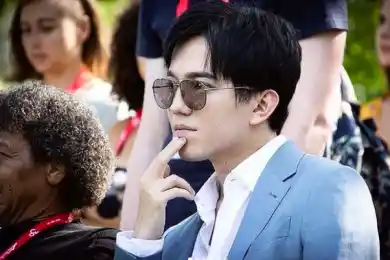 Димаш передал привет поклонницам из Ашхабада