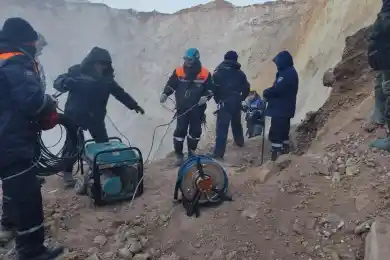 На месте падения автобуса спасатели работают на тросе