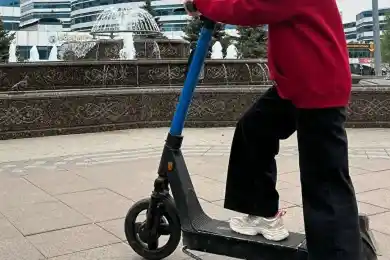 В МВД Казахстана нашли способ устанавливать личность нарушителей ПДД на самокатах