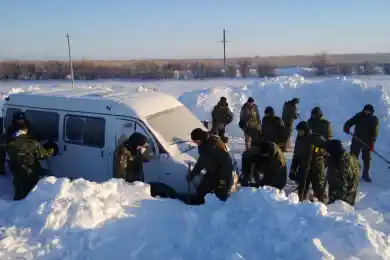 МВД Казахстана: Из снежных заносов нужно откопать примерно 140 авто