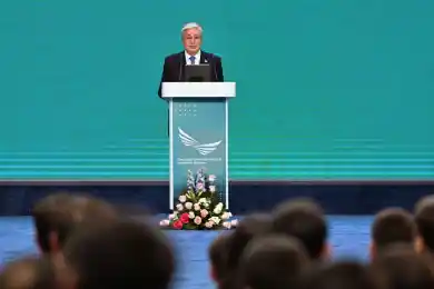 Токаев рассказал о дефиците отраслевиков на госслужбе и напутствовал молодежь