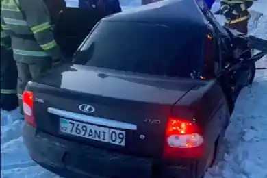 В Караганде «Лада Приора» выехала на рельсы и попала под тепловоз