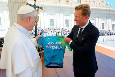 Папа Римский теперь знает о велокоманде XDS Astana Team