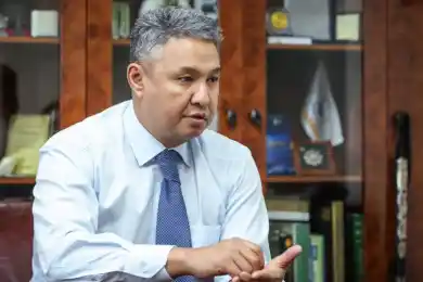 Азат Перуашев: «Тенге сильно привязан к рублю»