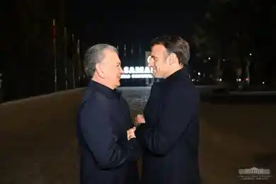 «Дорогой мой друг, добрый вечер» - прибывший из Казахстана Президент Франции прогулялся по ночному Самарканду