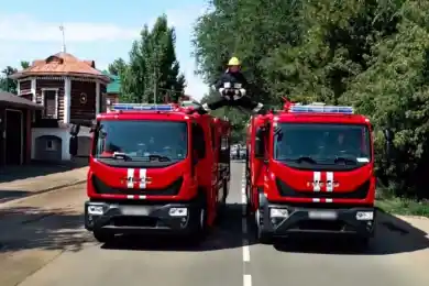 Пожарный из Уральска сделал опасный шпагат в стиле Ван Дамма