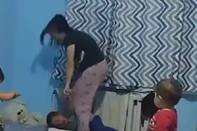 Привязала к батарее и избивала ребенка: мать задержана