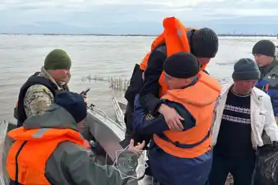 Из-за разлива реки Калкутан мужчину эвакуировали на лодке