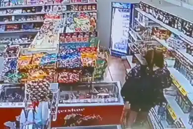 Две девушки украли виски в магазине и попали на видеокамеру – видео