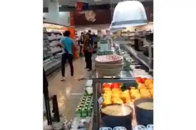 Нервы горят? В супермаркете Нур-Султана женщина с двумя ножами устроила погром