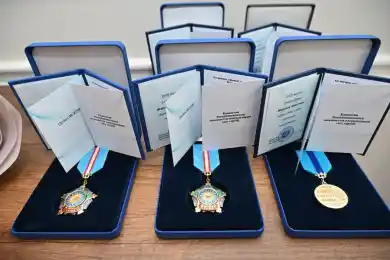 Аким Алматы вручил госнаграды в канун 8 марта