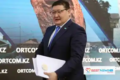 Аким Берик Уали выступает на брифинге в Астане 