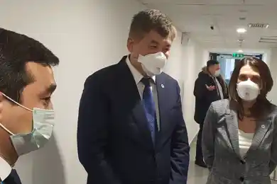 Биртанов надел маску и проверил карантинный  пост в аэропорту