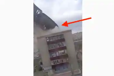 Казахстан в шоке: в Кокшетау ветер сорвал крышу с дома