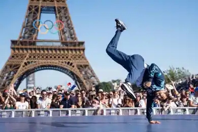 Дюзодист Жадраев завел публику у Эйфелевой башни