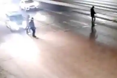 Жуткое видео: пьяный угонщик такси насмерть сбил женщину