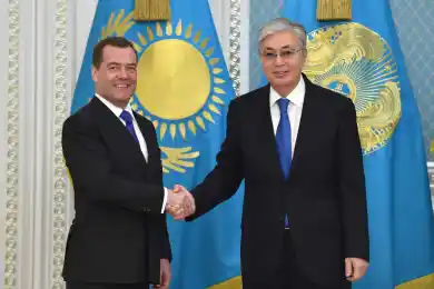 Медведев: "Мы тоже внимательно наблюдаем за процессами в Казахстане"