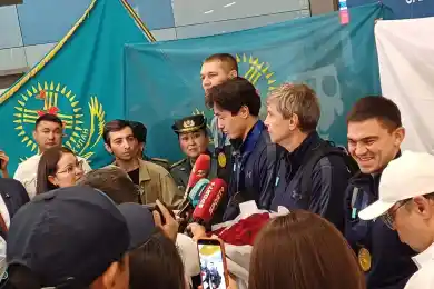 В Алматы прилетели шпажисты, добывшие историческое "золото" в Гонконге