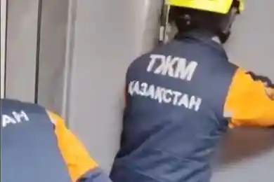 В Астане беременная женщина с тремя детьми застряла в лифте