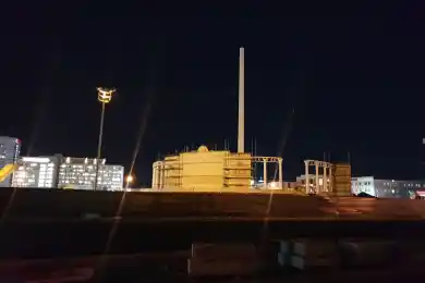 В Атырау от сильного ветра упала часть недостроенного флагштока