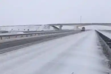 «Не гоните»: в районе Макинска на трассе «Нур-Султан – Щучинск» убирают первый снег