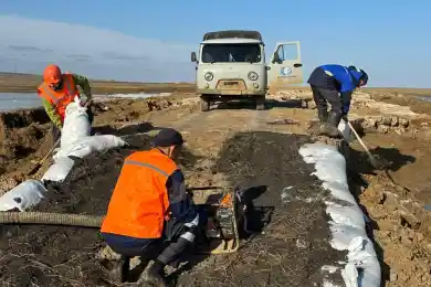 Сотрудники «Казахтелекома» помогают в эвакуации жителей затопленных сел Костанайской области