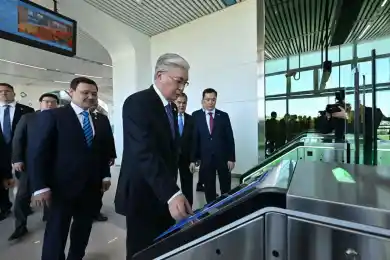 Президент Казахстана стал пассажиром LRT в Астане