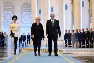 Президент Казахстана вручил букет цветов главе Словении на церемонии встречи в Акорде