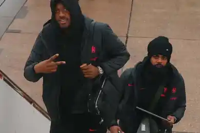 Игроки «Челси» закутались в теплую одежду перед вылетом в Алматы