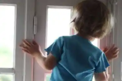 В Нур-Султане ребенок выпал из окна с 4 этажа