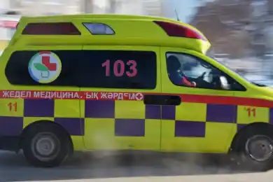 В Павлодаре студентки сорвались с 4-го этажа при спуске на простынях