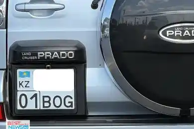 Фото: по Нур-Султану разъезжает живой BOG, на зданиях висит spiderman