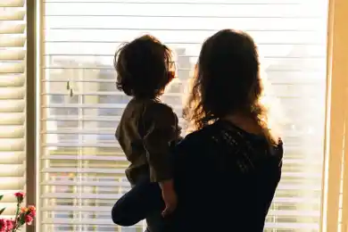 В Кокшетау женщина с ребенком хотела прыгнуть с 5 этажа, оставив другого малыша в квартире