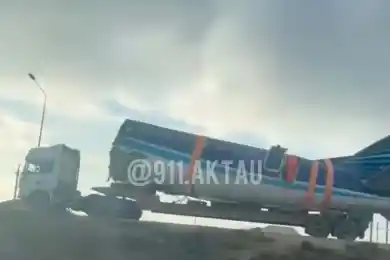 Перевозку хвоста разбившегося под Актау самолета обсуждают в Сети