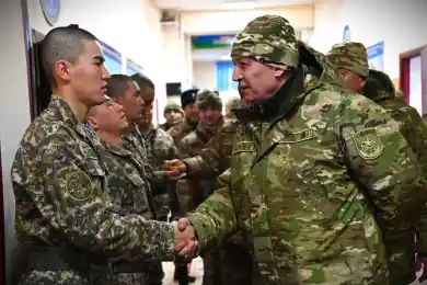 Жаксылыков посетил десантников и военнослужащих Сил спецопераций