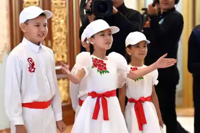 Дети спели для Си Цзиньпина на китайском языке