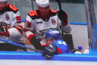 Капитана "Барыса" выбросили за борт в матче с "Авангардом"