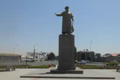 Лучше бы туалетами в школах занялись:  в Таразе перенесут памятник Жамбылу Жабаеву