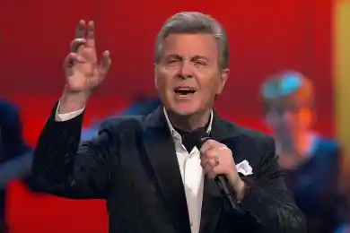 В Казахстане не разглашают, за какой услугой певец Лев Лещенко прилетал в ЦОН Алматы