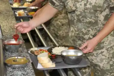 "Продпаёк военнослужащих изменится по цене и рациону", – министр обороны Казахстана